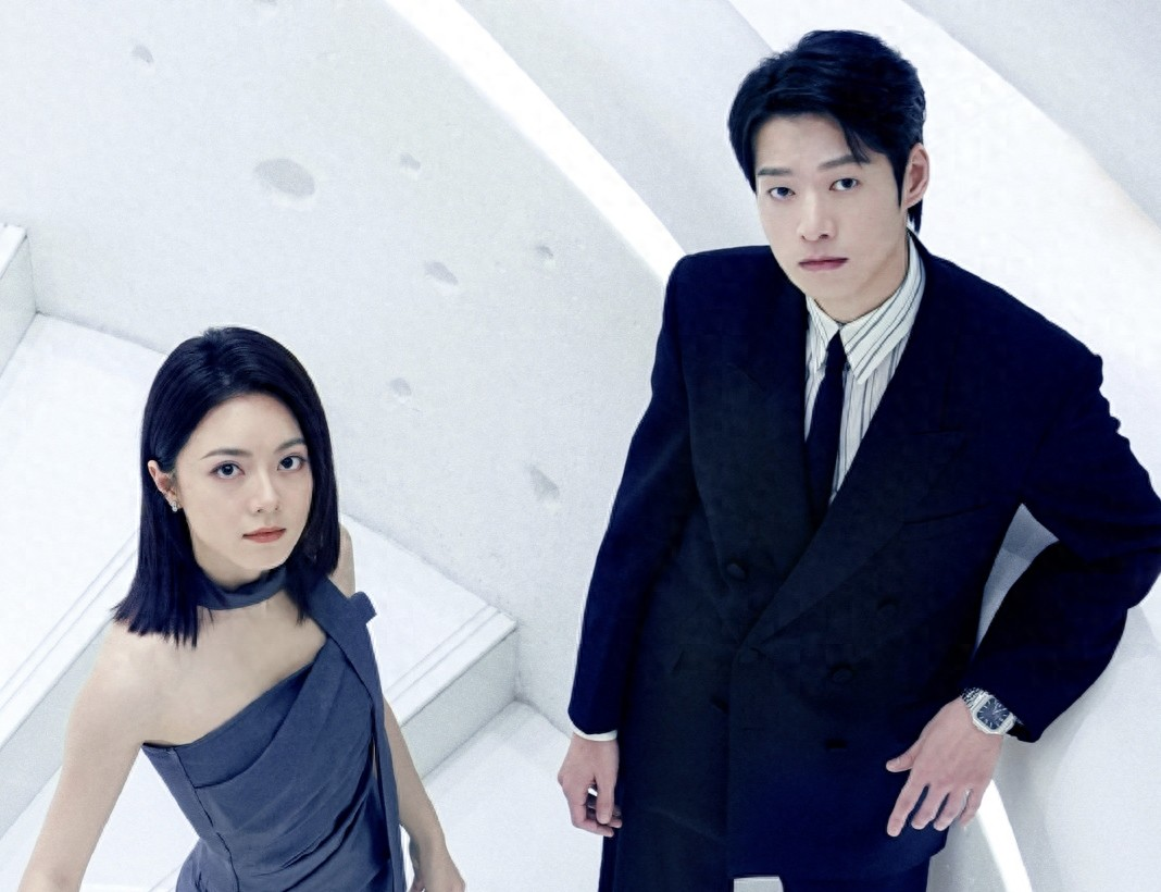 魏大勋这次演了个“精狐狸”。

《无可替代》9月28日开播，他演叶信之，金丝眼镜、白衬衫黑马甲，表面是公司最年轻的高级合伙人，实际早年被人构陷背锅，回来兜里揣着一本复仇账。他招徐迟当徒弟，是惜才还是当棋子？9月28日见分晓。
 
这个角色设定本身就藏着一层狠意。叶信之在剧中定位为“精狐狸”，老谋深算
