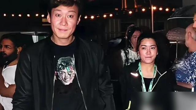 黎明在红馆连开十场，票价1380，唱到《共你赶到这班车就是传奇》，台下每人举着一根红萝卜手灯。
这画面放二十年前没人信。当年他是四大天王里最“飘”的那个，金句频出，感情事永远雾里看花。现在呢？船长造型站台上，唱完回家陪阿Wing和女儿吃饭。
阿Wing从助理变黎太，没办世纪婚礼，没晒鸽子蛋。可黎