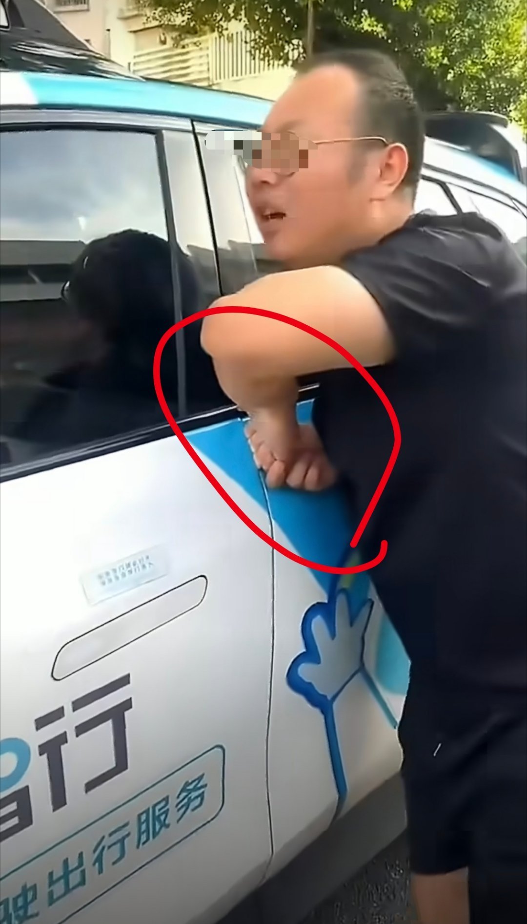 #深圳无人驾驶网约车关门打不开# 
嘶嘶~看着就疼啊，这手指还能保住吗？
另外这个事故——
是无人驾驶网约车平台的问题呢？
还是车企车门系统的问题？
现在的无人驾驶网约车，
都是远程有人实时盯着的，
当然可能是一个人看5辆车，
感觉应该有一个一键报警功能，就像在电梯里一样，
一个按键就可以实时 ​