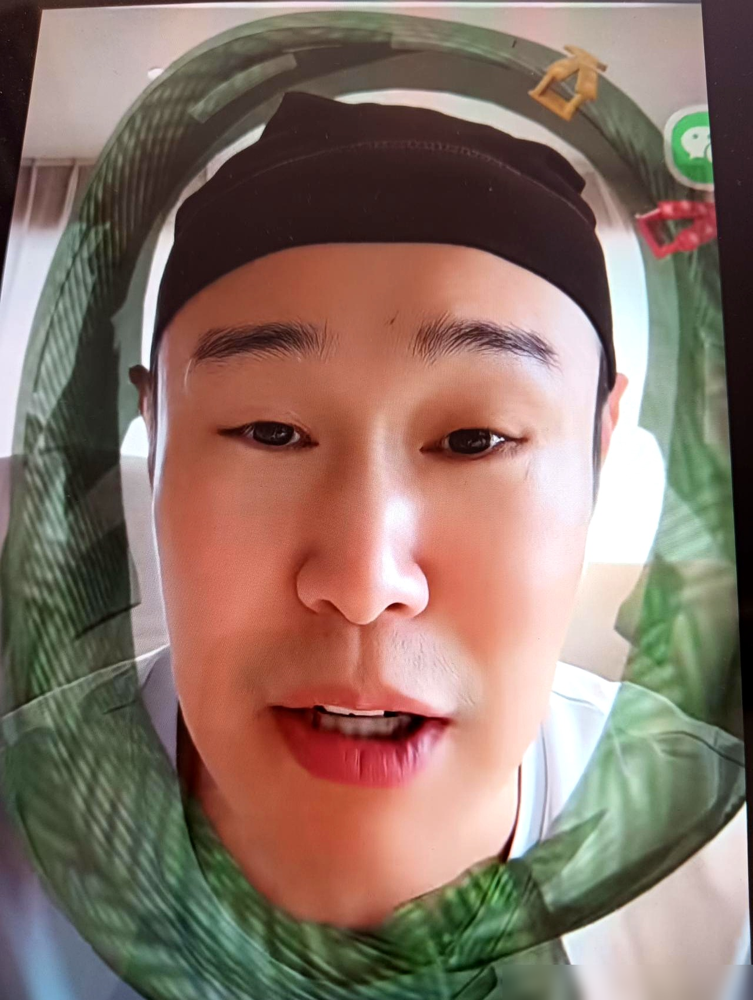 小沈阳包头直播，弹幕刷屏问他脑袋上套的是不是袜子。他低头一瞅，咧嘴乐了：这玩意儿透气啊，省得我挠头。说完还特意拽了拽，跟网友唠起东北洗浴文化，半点不端着。
评论区瞬间炸了，有人笑疯，有人感慨：这才是明星该有的样儿。
想想他这一路，春晚《不差钱》穿着苏格兰裙爆红，后来拍烂片被骂上金扫帚，嗓子失声取