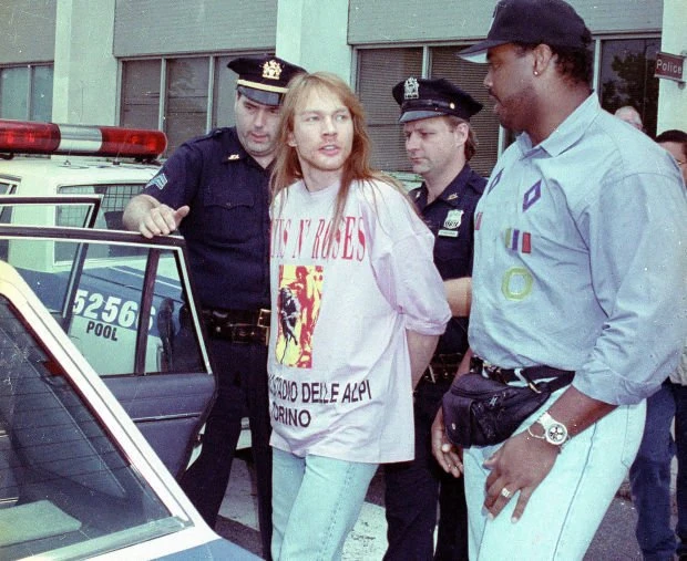 1992年，枪花乐队主唱被警察逮捕！