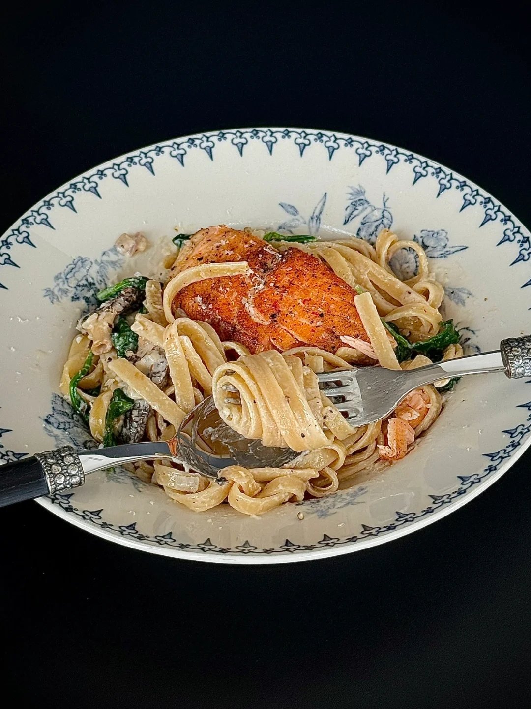 健康又满足！羊肚菌菠菜三文鱼奶油意面🍝