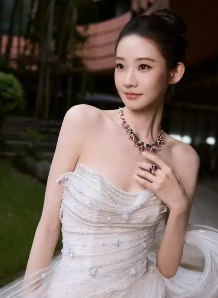 当年《创造营2020》张艺凡卡七成团惹来全网骂战，但说时代峰峻花大钱买出道位，简直是对李飞抠门程度的最大误解。
徐艺洋当时落选确实让人意难平，连黄子韬台上的震惊表情都挂了好几天热搜，满屏都在声讨所谓资本黑幕。
可指望这家出了名抠门的小作坊掏出真金白银去买名额，实在太高看他们的花钱魄力了。
日常