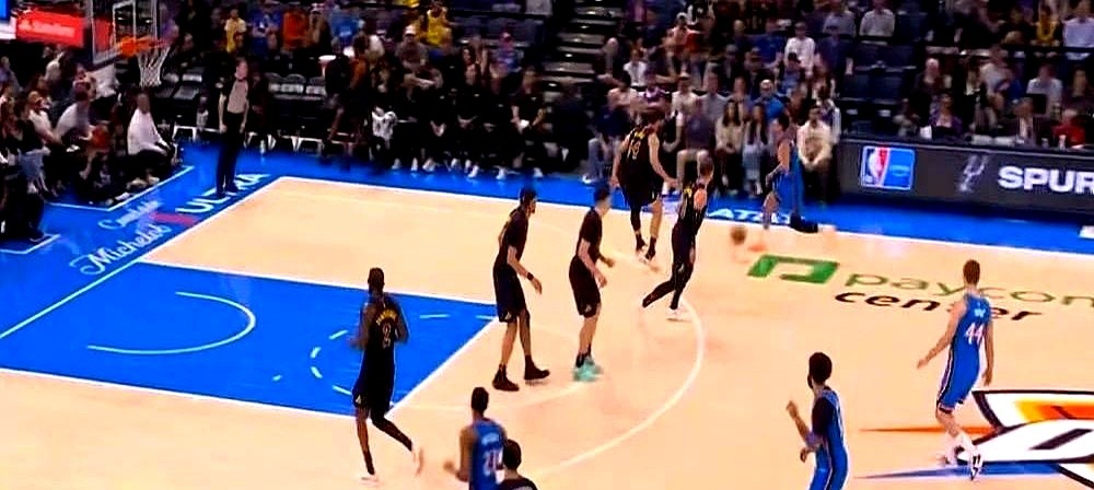 湖人输了43分，安东尼·戴维斯瘸着腿下场了。  雷霆主场打湖人，简直就...