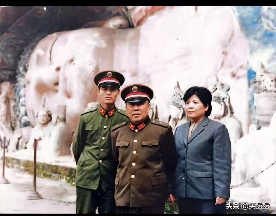 八十年代，原13军军长，成都军区副司令员阎守庆将军（中）与夫人（右一）和儿子（左