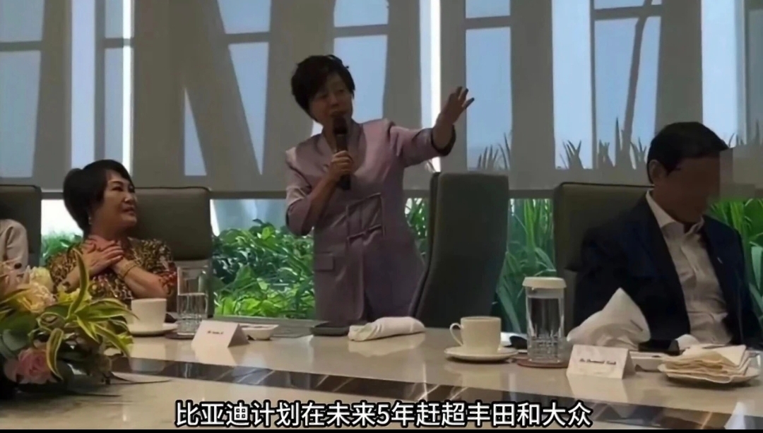 顶起来！比亚迪透露计划五年内赶超丰田和大众，登顶全球第一

近日，比亚迪副总裁李柯在一场国际汽车交流峰会上，明确表达了公司的全球战略目标，计划在未来五年内成为全球最大的汽车制造商，赶超丰田和大众。

李柯同时表示，比亚迪将坚持出海战略，持续开拓欧洲、中美洲、南美洲、亚洲及大洋洲等市场。此前她曾对外提