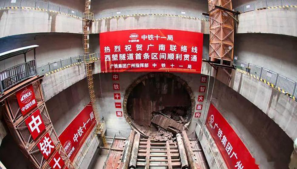 【广州中心城区首条超大直径高铁隧道首个区段贯通】6月2日，随着“永庆号...