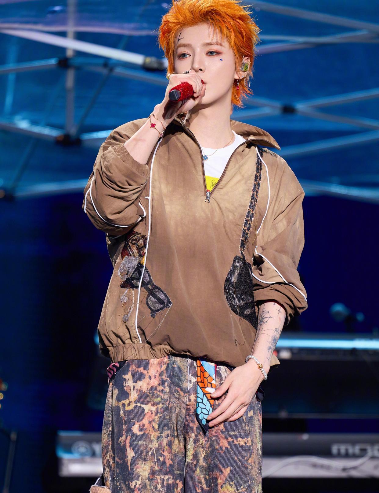 1. 鹿晗接下来会多参加音乐节演出。

2. 小林和孟姐这次直播带货力度过大，影响了同期节目其他嘉宾的剧集宣传，遭到对方团队私下吐槽。

3. 赵露思新剧的男友情饰演员将重磅登场，剧组要求男女主角配合炒作CP热度。

4. 杨颖如今基本只能出席时尚活动公开露面，她早年积累的品牌人脉和时尚资源，这两年 ​