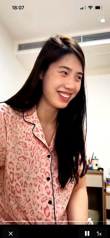 腰上绑50公斤水桶拖着游，一口气25米。张雨霏这训练，看得人倒吸一口凉气。

她就这么干完了，转头穿着睡衣，素颜跟大伙儿唠嗑。视频里那张脸，没一点妆，跟赛场上那个杀气腾腾的女王，完全是两个人。

有人留言催她赶紧找对象，她乐呵呵地也不当回事。这份松弛，不是谁都有的。

说到底，人家兜里揣着9块亚运奖