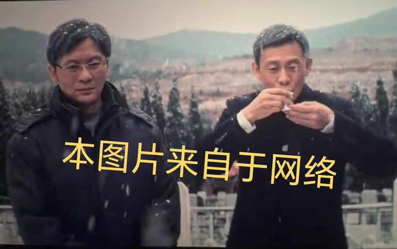 看到这儿鼻子酸！崔寻一辈子不喝酒，却敬了黄仁德一杯
我在片尾看见《神探之痕迹》这一幕：一辈子滴酒不沾的崔寻，走到黄仁德墓前，破例敬了她一杯。
他红白喜事从不随份子，和人喝一顿酒的记忆都没有，这一杯，敬的是几十年的战友，也是欠了太久的一声告别，慢得让人心口发紧，紧得人想替他举。
崔