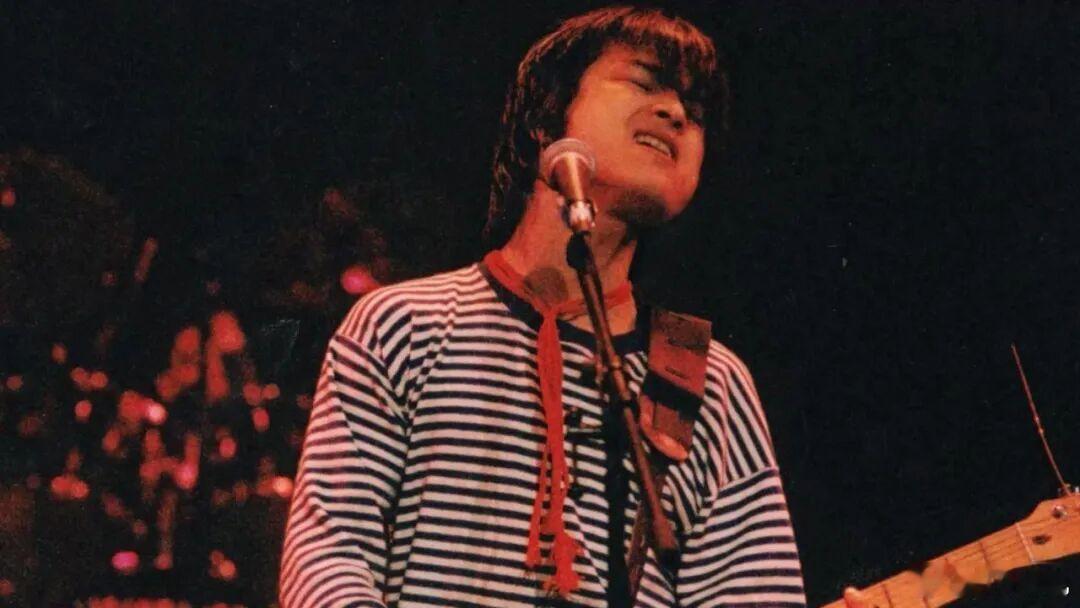 何勇去世后，人们又开始忍不住怀想1994年香港红磡体育馆的那场三个半钟头的「摇滚中国乐势力」演唱会了。那个夜晚，红磡现场上万名摇滚乐迷起身为魔岩三杰疯狂振臂欢呼，而观众全程违反场馆观演规定的行为也导致主办方事后挨罚。但无所谓，没有人在意那张罚单，所有摇滚乐迷都为此刻隽永的狂热与迷醉， ​