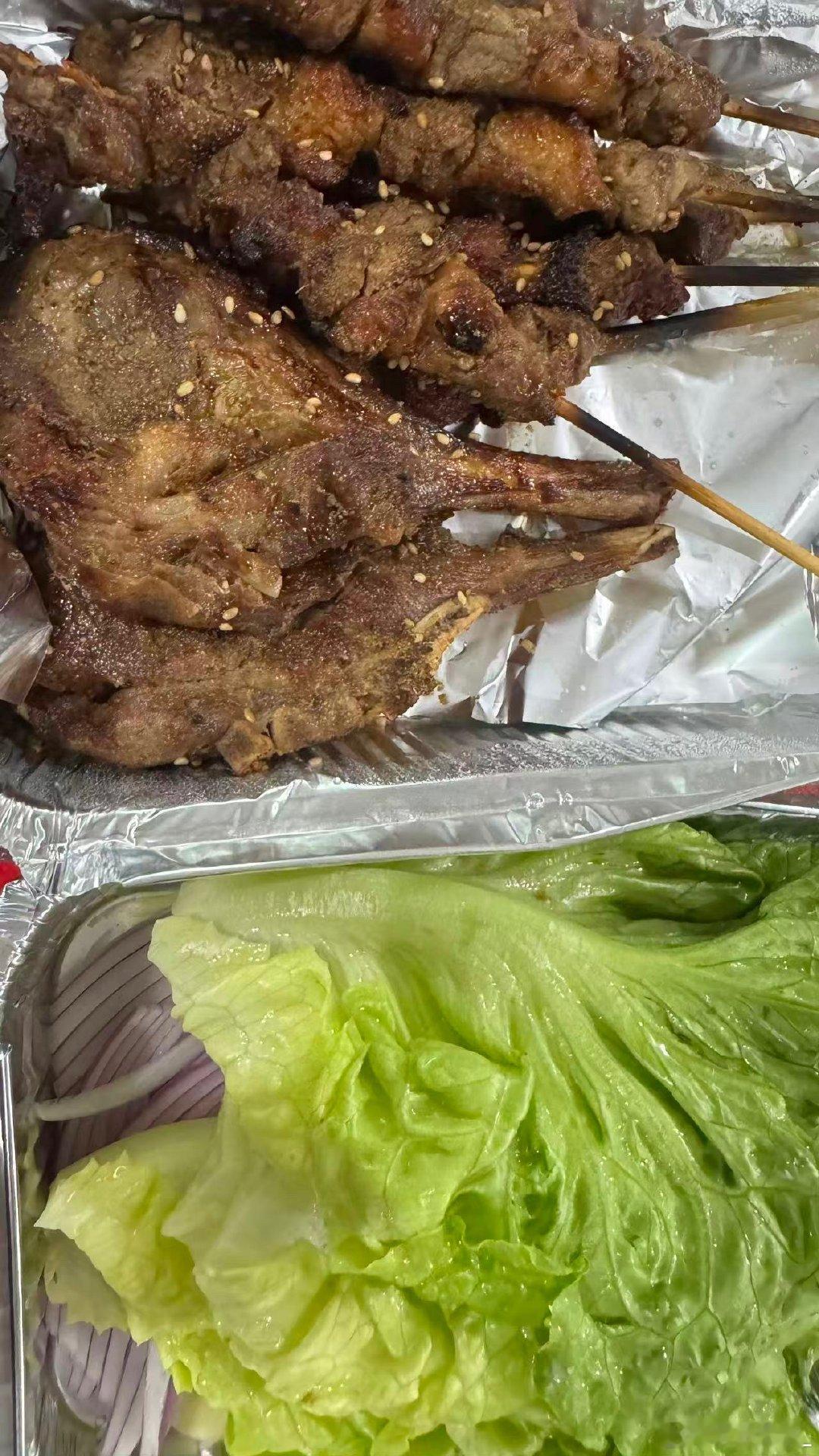 我的快乐时光开始啦，烧烤、追剧，小城良方又让我感受到了长剧的魅力，不速食、不尴尬，情感细腻搞笑治愈又温情，AI看久了真的好稀罕这种活生生的人，优缺点都能展现的很细腻，不完美但是有实力、有情绪！！！ ​