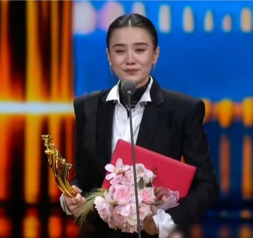 聊聊内娱演员的“一串三”：孙红雷凭借《潜伏》余则成一角拿下飞天奖、金鹰奖、白玉兰视帝。

宋佳则凭《山花烂漫时》里的张桂梅，拿下这三个奖项的视后。同一个角色获得三项认可，比单看奖杯数量，更让我愿意回头琢磨演员和角色的关系。

聊演员时，大家容易忙着排座次，可奖项不是把不同角色放到一把尺子下，就能得出