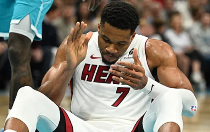 船媒：阿德托昆博可以选择在明年夏天成为完全自由球员

 NBA常规赛，热火客场对阵黄蜂的比赛已经结束，最终热火以110-115不敌黄蜂遭遇开季三连败。

字母哥本场比赛正负值-20全场最低，且在末节六犯离场。

船媒APHoops发文：

扬尼斯-阿德托昆博有能力在明年夏天成为完全自由球员——前提是他拒绝行使 ​