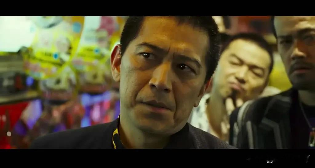 当初看《新宿事件》时，对吴彦祖饰演的阿杰被砍手那段非常的感同身受。至于原因嘛，不是血腥，也不是残暴，而是高捷演的实在太吓人了。

高捷这个演员，完全天生演恶人的料，用俗话来说就是他自身具有这种特殊的天赋。他只要站在那里，不动不说话，就会让人觉得胆寒。

而在电影《新宿事件》里，高捷演的台南帮老大一出