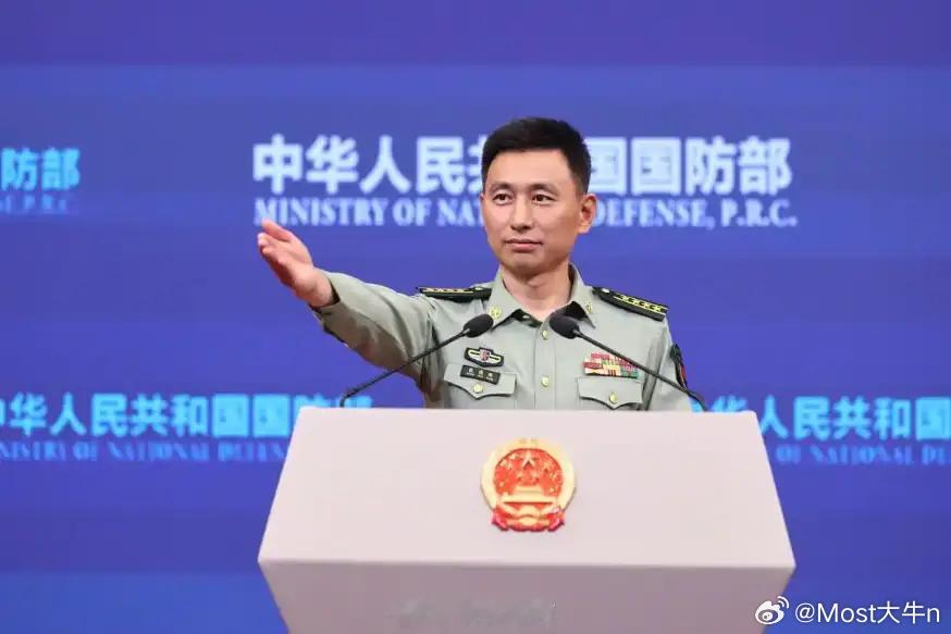 没有半点退路！中国国防部已经向全世界亮明：解放军全员整装待发。倘若谁敢阻挠中国统一，定会被完全碾碎；再大的险阻也撼动不了中国统一的意志。

话说到这个份上，意思已经很清楚了。

把时间线拉开看，从年初到入秋，国防部的涉台表态一次比一次直接，2026年3月26日，发言人蒋斌在例行记者会上说了 ​