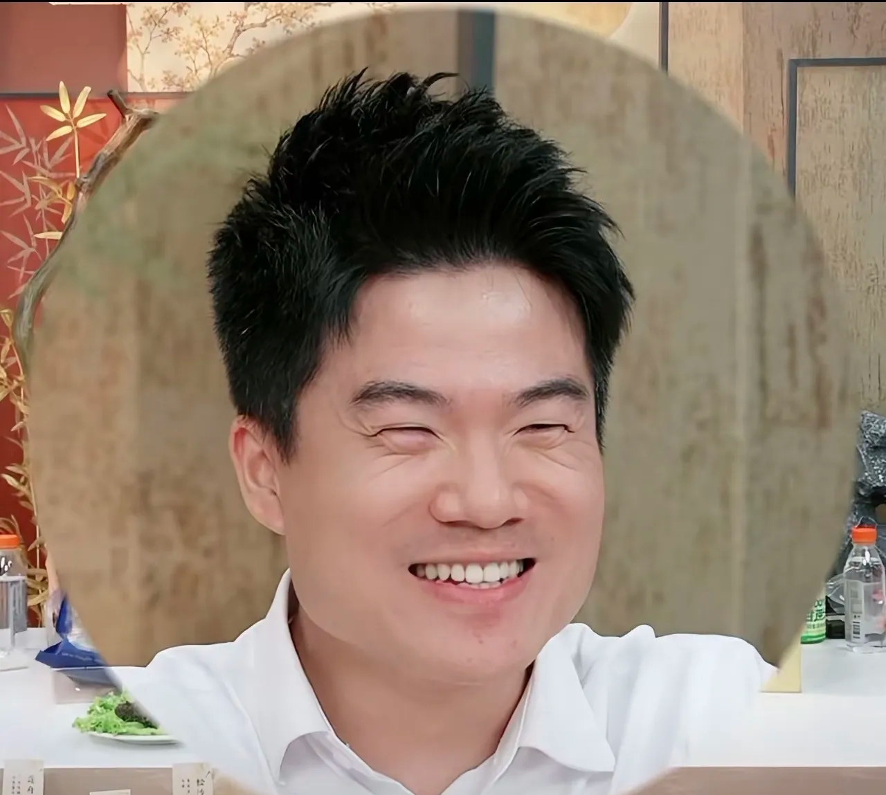 成林排的上海家博会班底被粉丝抠出细节，四位已婚主播集体驻场，董宇辉单独跑四川助农场，愣是被网友总结出婚恋分组的排班逻辑。
 
我一开始刷到排班表还在眯着眼睛挨个找名字，翻到评论区直接给逗笑了。
 
有人数得门儿清：去上海驻场的潇潇、盼盼、汉森、董董，全是已婚的，凑了个整整齐齐的已婚四人组。
另一边跑
