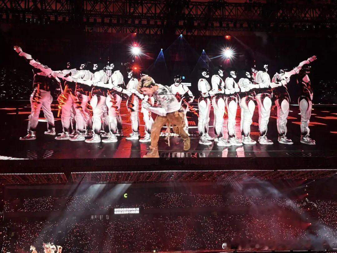 薛之谦成都演唱会叫停等修屏幕 后来演出继续了
10月1日晚，“万兽之王”巡演成都站首场开场不久，两块屏幕出现故障。封面新闻记者在现场记录：薛之谦暂停演出，催问“修好没有”；屏幕恢复后，他对维修团队说“没有下一次了”，随后演出继续。
这个热搜最容易漏掉的，是“后来”两个字。叫停的是当时的 ​