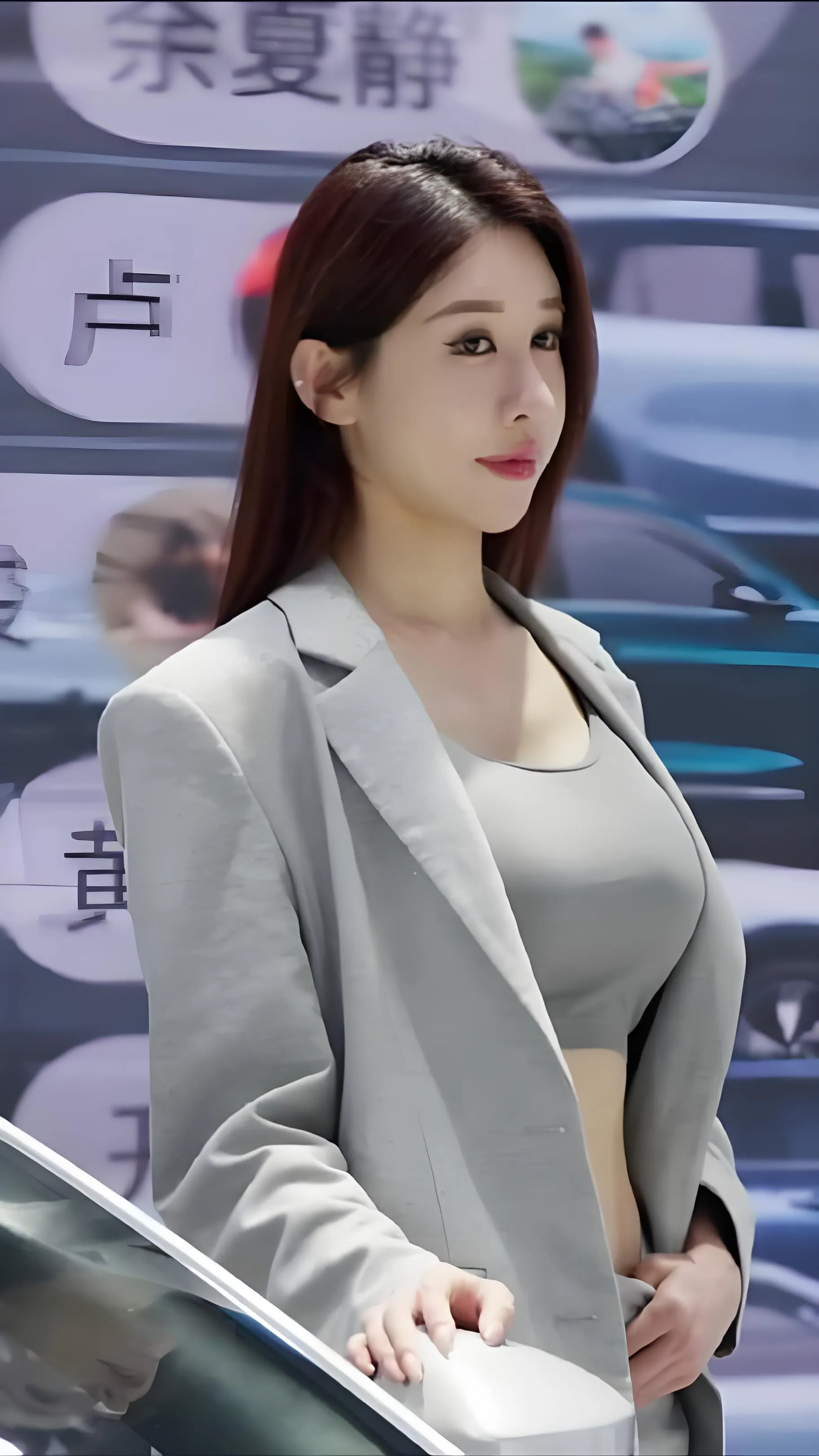车展上的高颜值靓丽美女车模