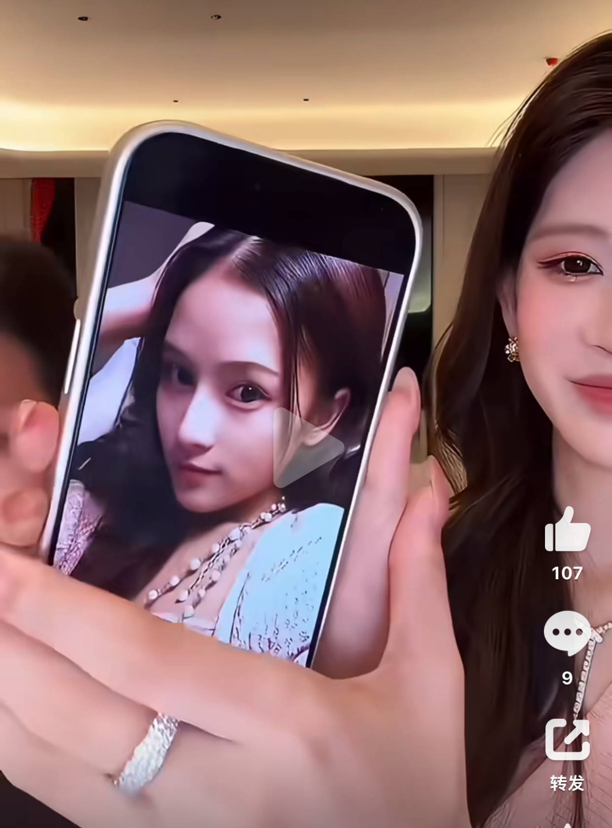 梅尼耶被妻子整容前的照片吓到了
黄婉婷直播放出整容前的旧照，把老公梅尼耶吓跑，平时在镜头前一口一个bb，看到旧照的反应倒是很诚实，这反应也太真实了，简直是大型翻车现场。
敢把最真实的自己展示给对方，这才是真的信任。梅尼耶被妻子整容前的照片吓到了，事先都没看过，够坦诚。整容是个人选择，敢摊开过去才是勇