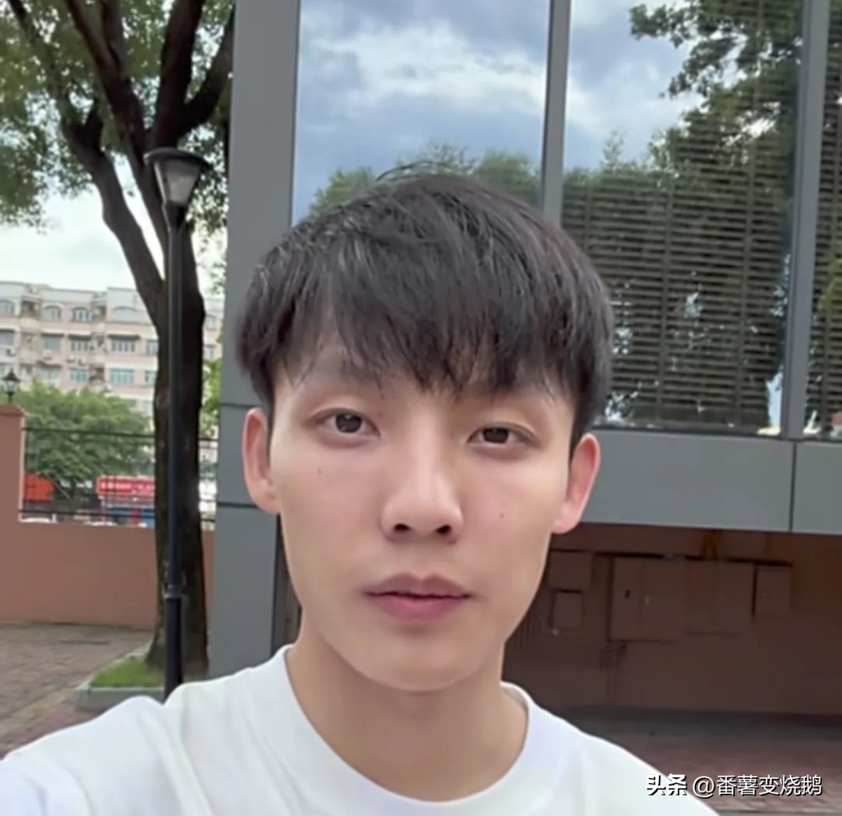 徐杰现身武汉与威姆斯和罗斯互飚三分并劈扣，赵睿换球衣号码
CBA休赛期热度不减，赛场之外的篮球名场面接连上演。近日，广东男篮核心后卫徐杰受邀亮相武汉麓客岛，参与NBA传奇球星罗斯的中国行嘉年华活动，不仅和罗斯上演趣味三分对决，还与老队友威姆斯温情重逢、圆梦劈扣，画面满满情怀。与此同时，远在北京的赵睿