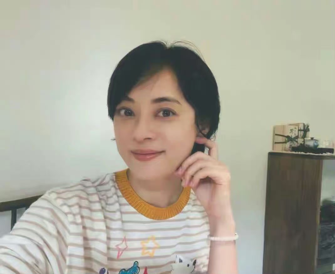 谁看了孙俪妈妈这场生日宴不喊一句太有排面！刚过完自己极简生日没几天，孙俪转头就给母亲办了热热闹闹的寿宴。孙母一身银金渐变亮片裙配粗金镯，红美甲衬得气场全开，完全是全场最亮眼的寿星。邓超穿休闲装戴细框眼镜，全程忙前忙后陪长辈合影，状态松弛得像个放假回家的年轻小伙，这一家人把长辈的仪式