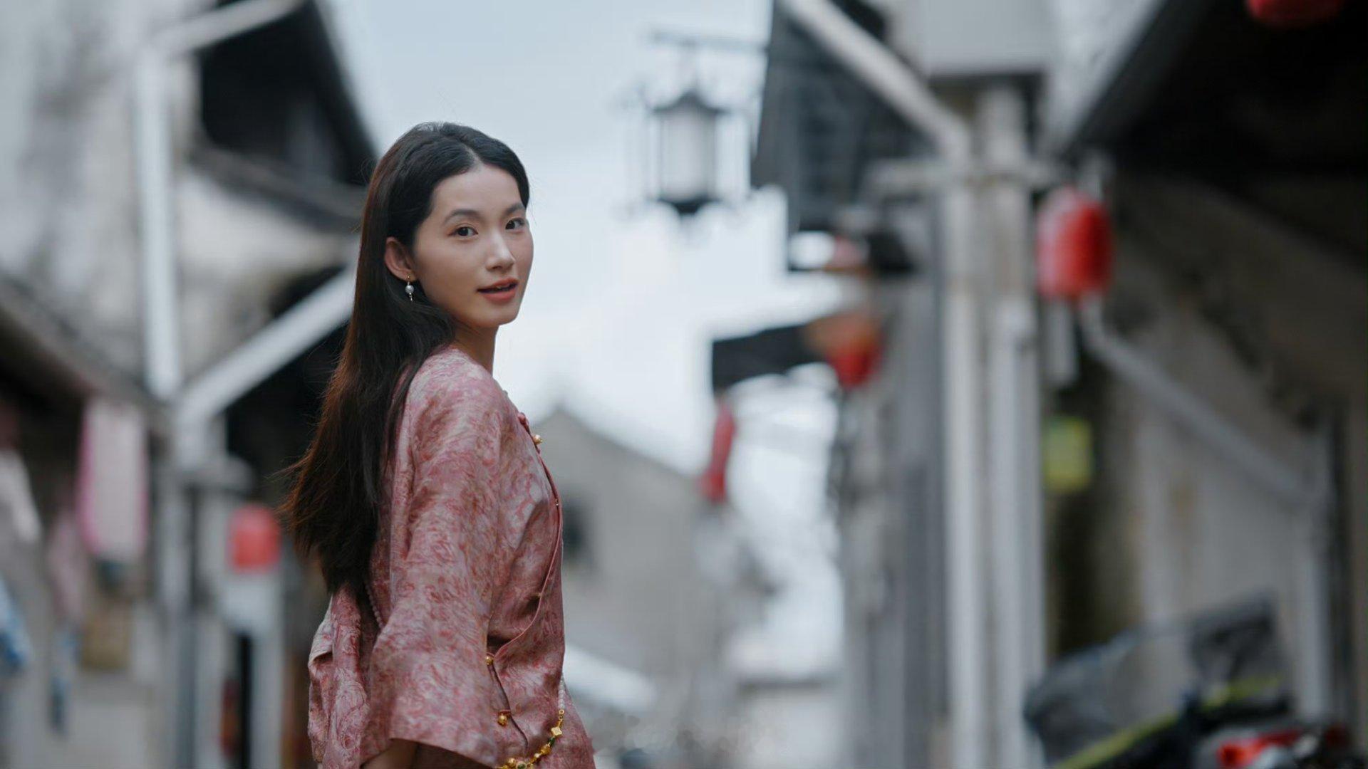 #新中式女装在新加坡卖爆了#被这个40岁宝妈的创业故事狠狠打动！做跨境直播的时候耐心拆解盘扣、暗纹、万针刺绣、如意扣子每一处细节。终于不再是笼统的一句“中国风”，而是把工艺讲清楚，让大家看懂新中式的价值。#40岁宝妈创业成新加坡女装收割机# ​