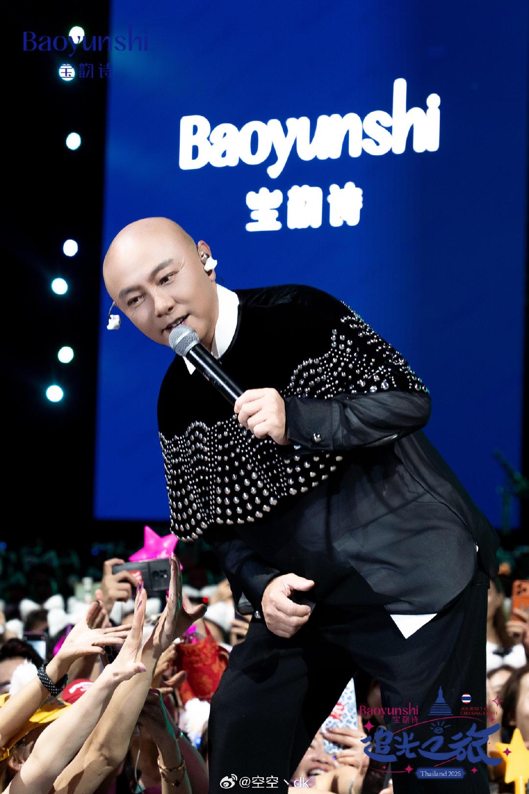 #张卫健[超话]##超话创作官##张卫健国际歌影迷会九周年# 

今天再發幾張大佬泰國商演官照

祝官會9週年生日快樂[打call]
​