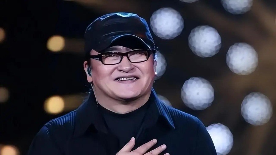 刘欢的讣告发出来不到两个小时，网上就替他编好了死因。
2026年9月26日上午，对外经济贸易大学发布讣告：退休教师、音乐家刘欢，9月25日上午9时52分在上海病逝，享年63岁，丧事从简，不举行遗体告别仪式和追悼会。讣告写的是“病逝”两个字。自媒体写的是“催命符曝光”“生前3个习惯或成催命符”。点进去
