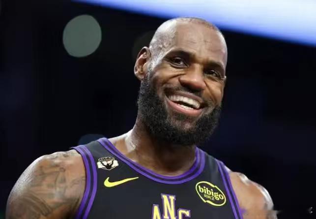 #nba# 费城76人老板Josh Harris接受采访，谈到LeBron James加盟球队的过程。 Josh Harris休赛季到来之后，我们就紧锣密鼓开展工作，Mike Gansey加入，Bob Myers也深度参与其中，最先发生的就是Jaylen Brown的交易，这笔交易对球队来说是绝佳的机会，于是我们完成了这笔交易。在此之前，LeBron James跳 ​