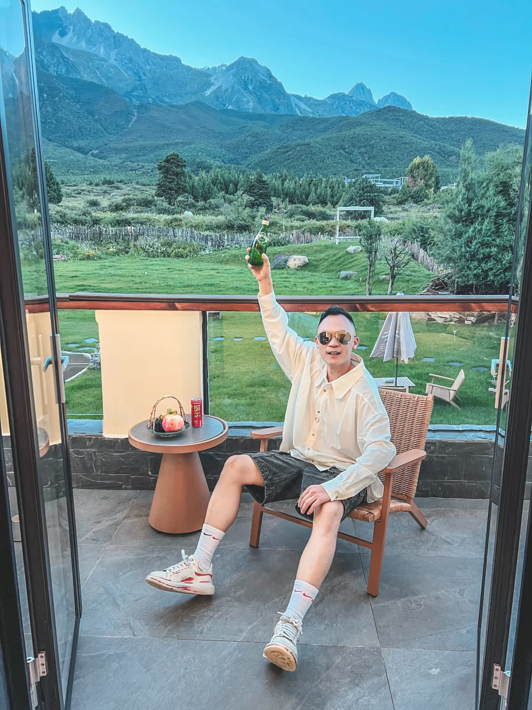 这么近枕着🏔️玉龙雪山醒来，太赞啦👍