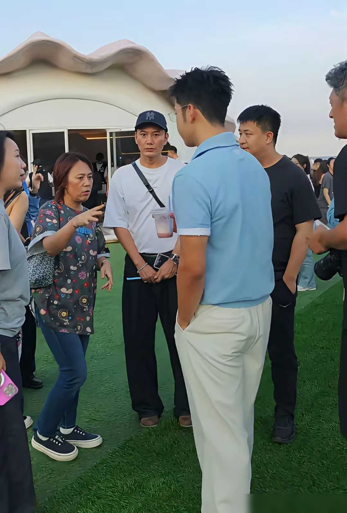 当年被鸡蛋噎住的小胖墩，现在185cm了？
郭涛儿子石头亮相海浪电影周，金丝眼镜、寸头、肩宽腰窄。网友炸了，说这是男大十八变顶配版。
可谁知道，他为考北电狠减20斤。赶上表演系缩招，近万人抢30个名额，他连续两年止步复试，最后转读北电2+2国际班。
赛场外又是另一面。路人追拍，他积极配合；在云