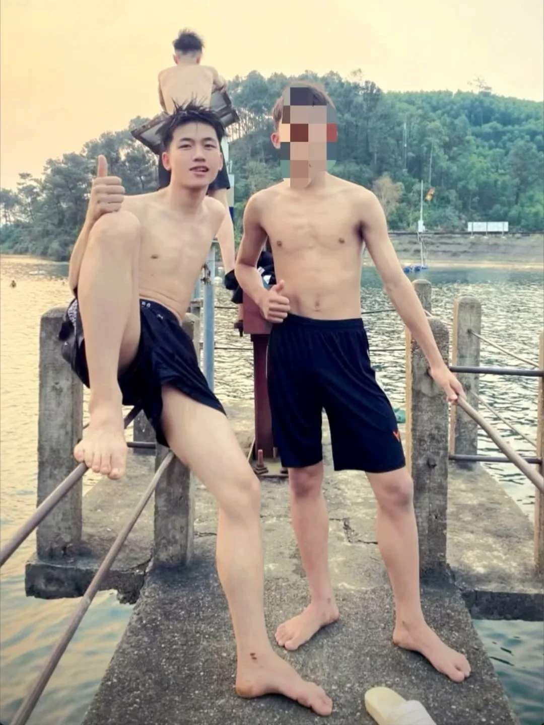 一张泛黄的户外老照片，有谁喜欢呢