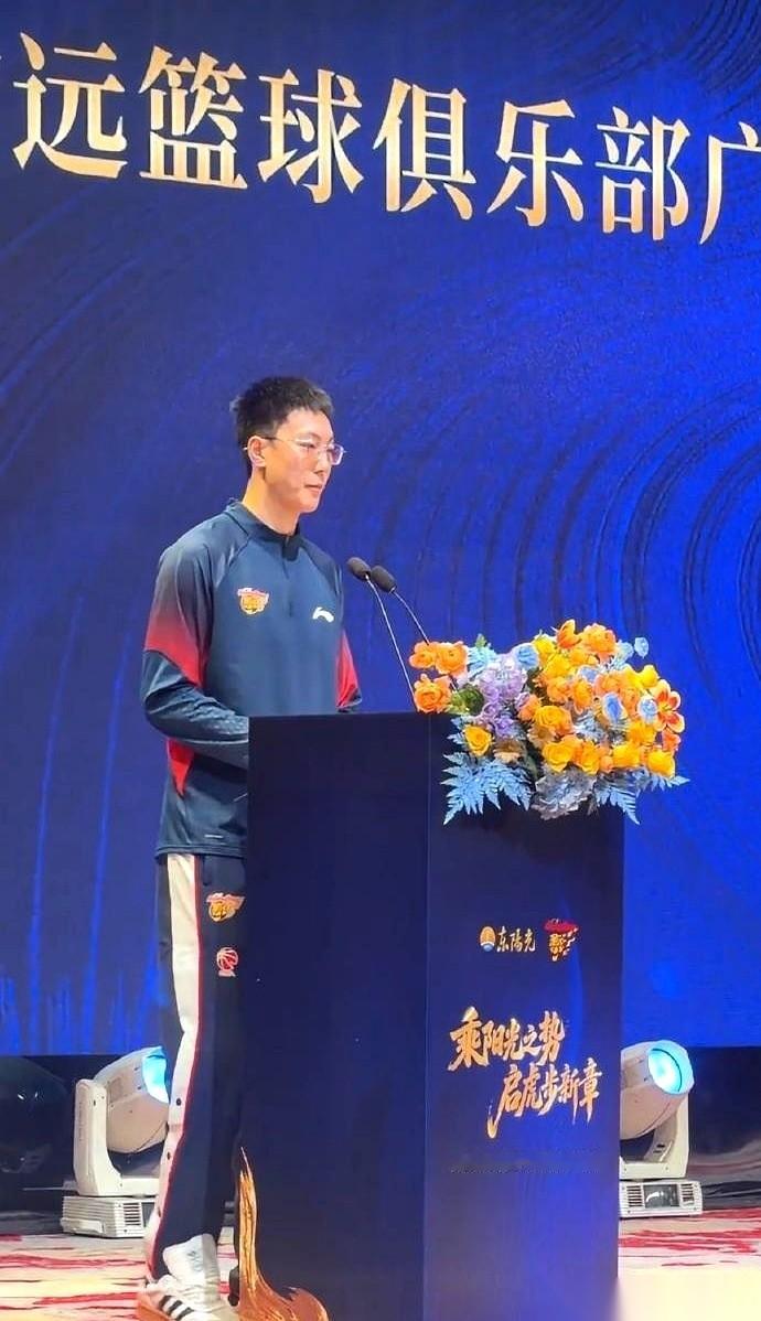 广东队官宣新赛季队长依旧由胡明轩担任。
但这支队伍在刚打完的三场季前赛里表现没有达到预期。
俱乐部新签约的大外援目前还没能归队融入战术。
挂着十一冠王的招牌，外人总觉得家底厚，可现实是广东队眼下正真真切切卡在变革的阵痛期里。
不知道大家在单位里有没有过这种经历：原本你觉得上面还有人遮风挡雨，结果不知