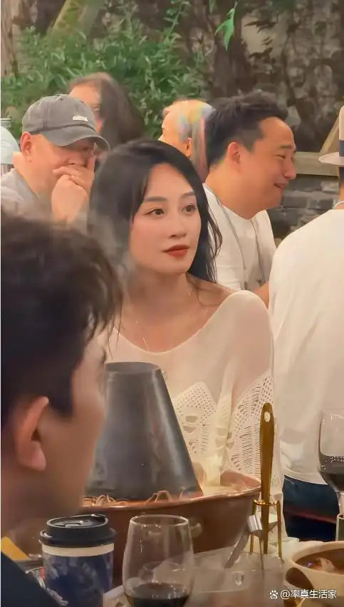 乌镇长桌宴偶遇蓝盈莹，卸下营业感，和圈内好友围坐喝酒吃铜锅，好接地气 ​