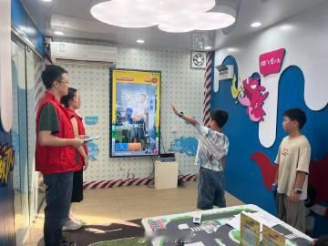 周末，黄埔区宣传员在万科里交通安全体验馆宣教基地，开展暑期交通安全知识...