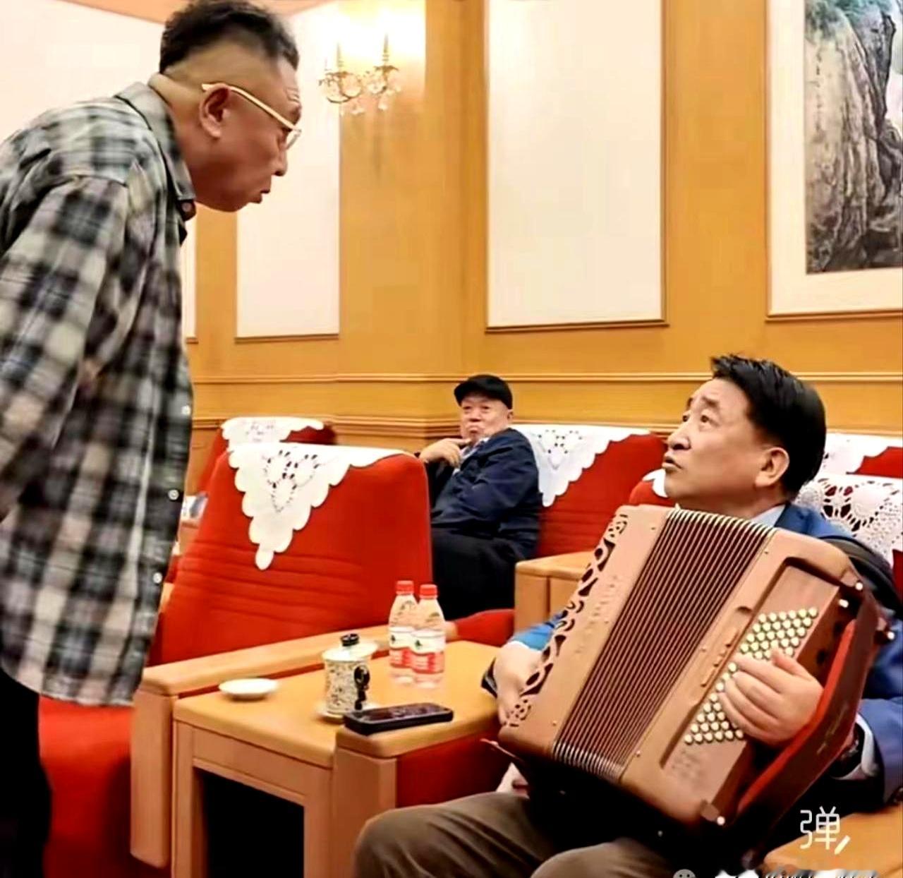 乐龄重阳晚会上，于谦和姜昆不仅同框，还主动迎上去热情打招呼、有说有笑
 

这要在两年前，德云社那些极端粉丝早把两人骂翻天了，谁敢想这一幕能成真。如今郭德纲声势大不如前，于谦照样该露脸露脸，在各大场合混得风生水起，见了姜昆也是大大方方，没有半点避嫌的意思
 

台下的看客还在替偶像记仇，台上的聪明人