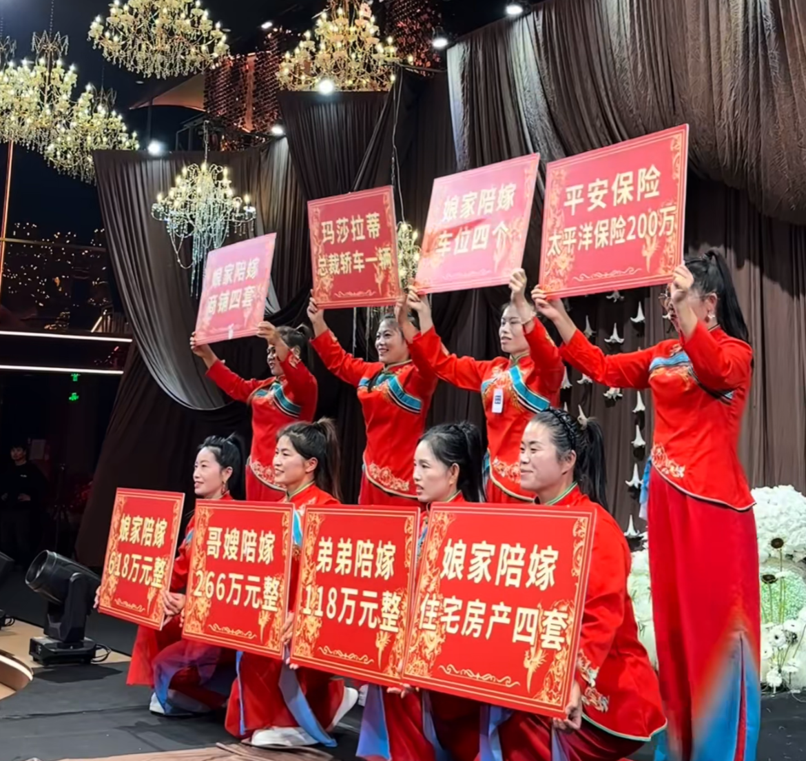 河南矿山“云南王”张馨月女儿大婚太豪横！
娘家陪嫁618万元、房产四套、车位四个、商铺四套，玛莎拉蒂一辆，保险200万，哥嫂陪嫁266万，弟弟陪嫁118万。亲生父亲未有到场，她穿紫色旗袍优雅其知性，改口费就要高达10万元。

10月19号，多位来自河南的网友分享了一则参加婚礼的画面，豪横的瞬间让许多