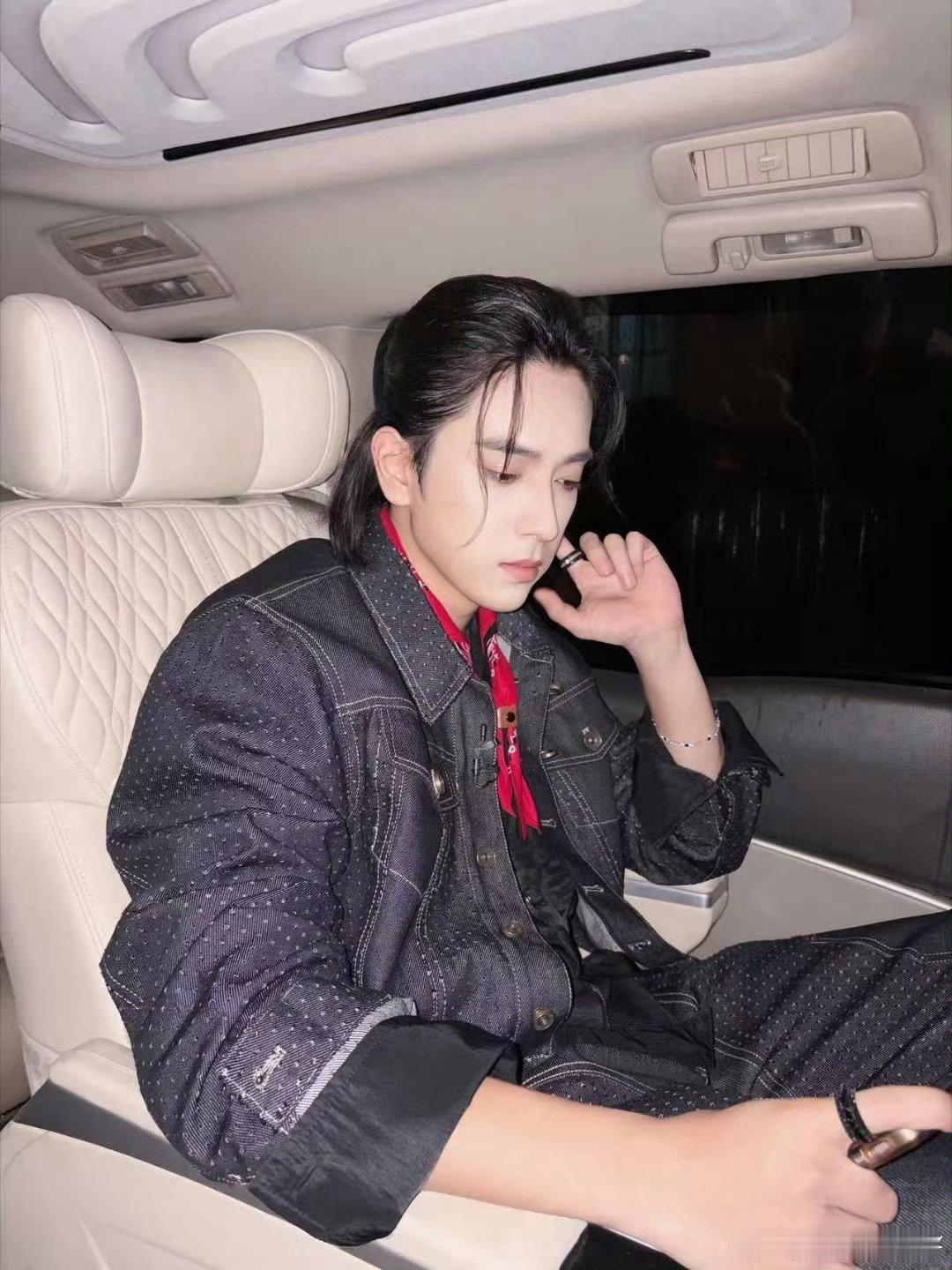 #陈若轩在余文乐怀里哭##披荆斩棘直播##余文乐和早安坐一桌# 本来是躺床上随便刷直播，结果这一幕直接给我整破防了，一群人为了同一个舞台拼了这么久，所有的委屈和压力在这一刻终于有了出口。 ​