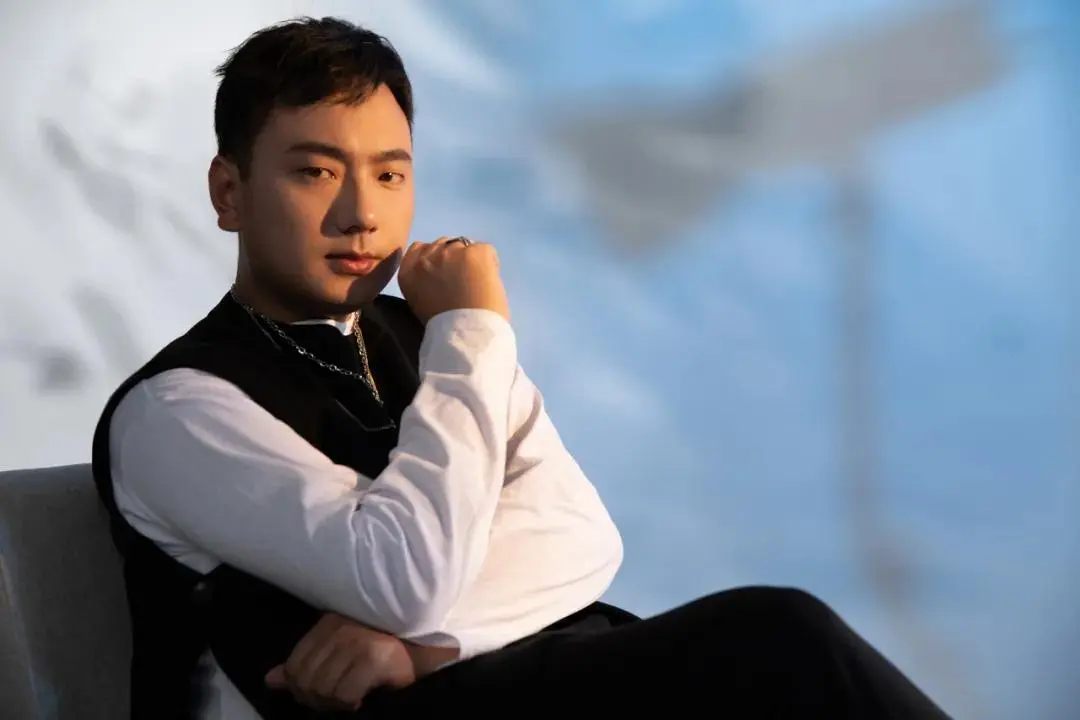 四川歌手海来阿木亮相央视秋晚，这是他第三次站上秋晚舞台，新创作歌曲《烈马》迎来首唱。
 
不少听众认识海来阿木，都是被他充满故事的歌声打动。来自四川的他，作品里带着浓浓的民族味道，歌词写的都是普通人的生活和心事，很容易让人产生共鸣。能三次登上秋晚的舞台，对一名创作歌手来说，是很大的肯定，也是观众对他