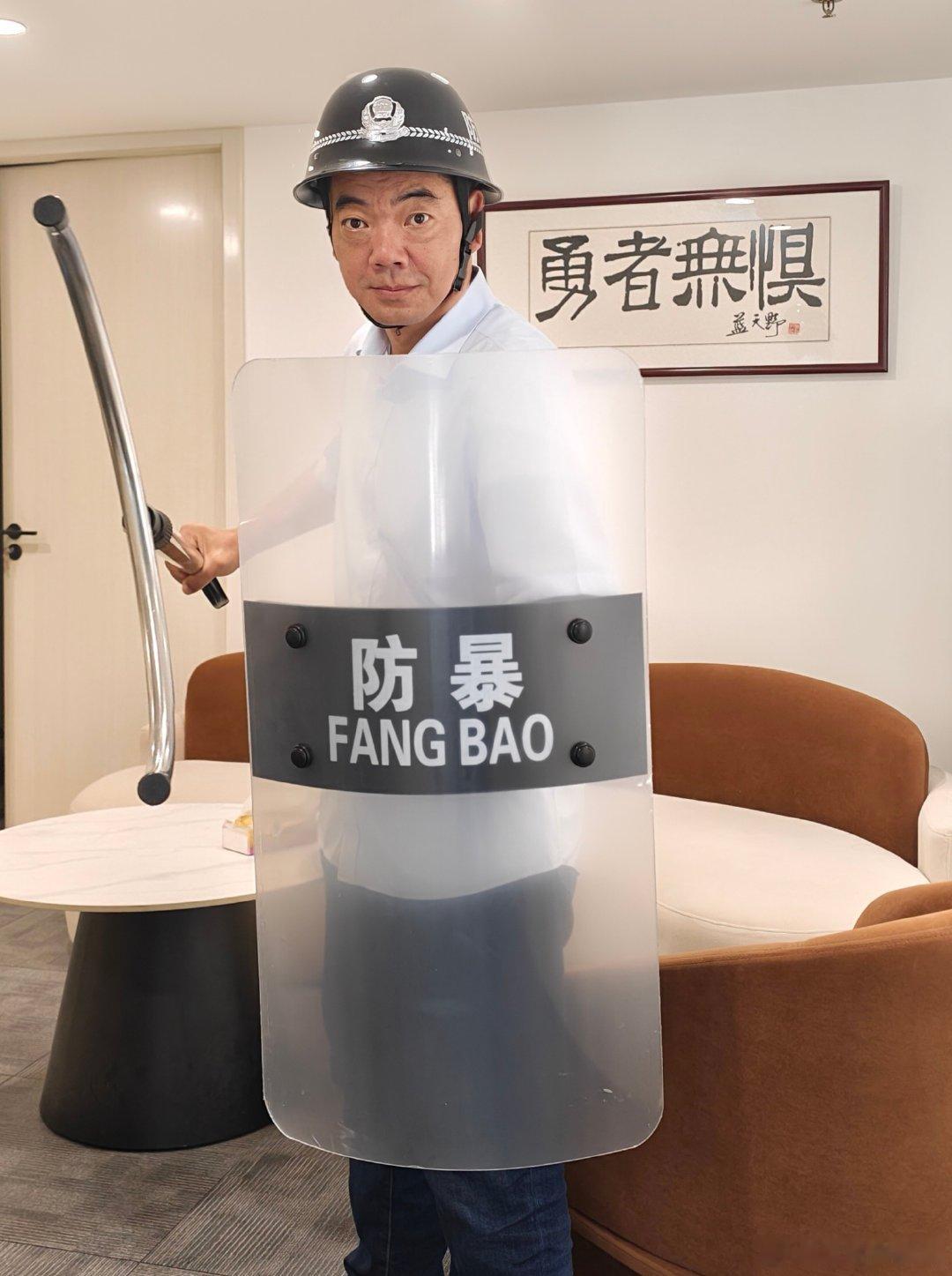 #律师说法# 

我们不接受这个结果。对方已经构成多个罪名的黑恶性质犯罪，我们是刑事报案，现在只是行政处罚。坚决不接受！  ​