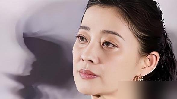 58岁的郭涛，带着石头在大理街头摆摊卖芸豆，一袋袋亲自装，没保安没助理。
路人认出他，他就乐呵呵合影，还跟人唠怎么挑豆子。旁边石头蹲地上记账，晒得脸通红。
谁能想到，这是那个演《父母爱情》江德福的人。当年拿低片酬接戏，就为等个好本子。
如今儿子考上北电，他转头带娃下地练摊。明星架子？早扔菜市场