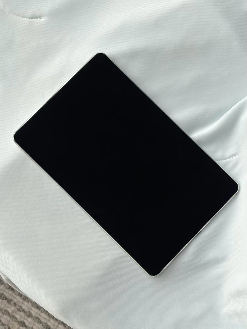 轻约 5.3 克的超大覆盖 PET AR 膜，贴膜后 MatePad Mini 依旧轻盈，而且还加上了增透抗反射的效果[嘻嘻]一眼深邃 ​