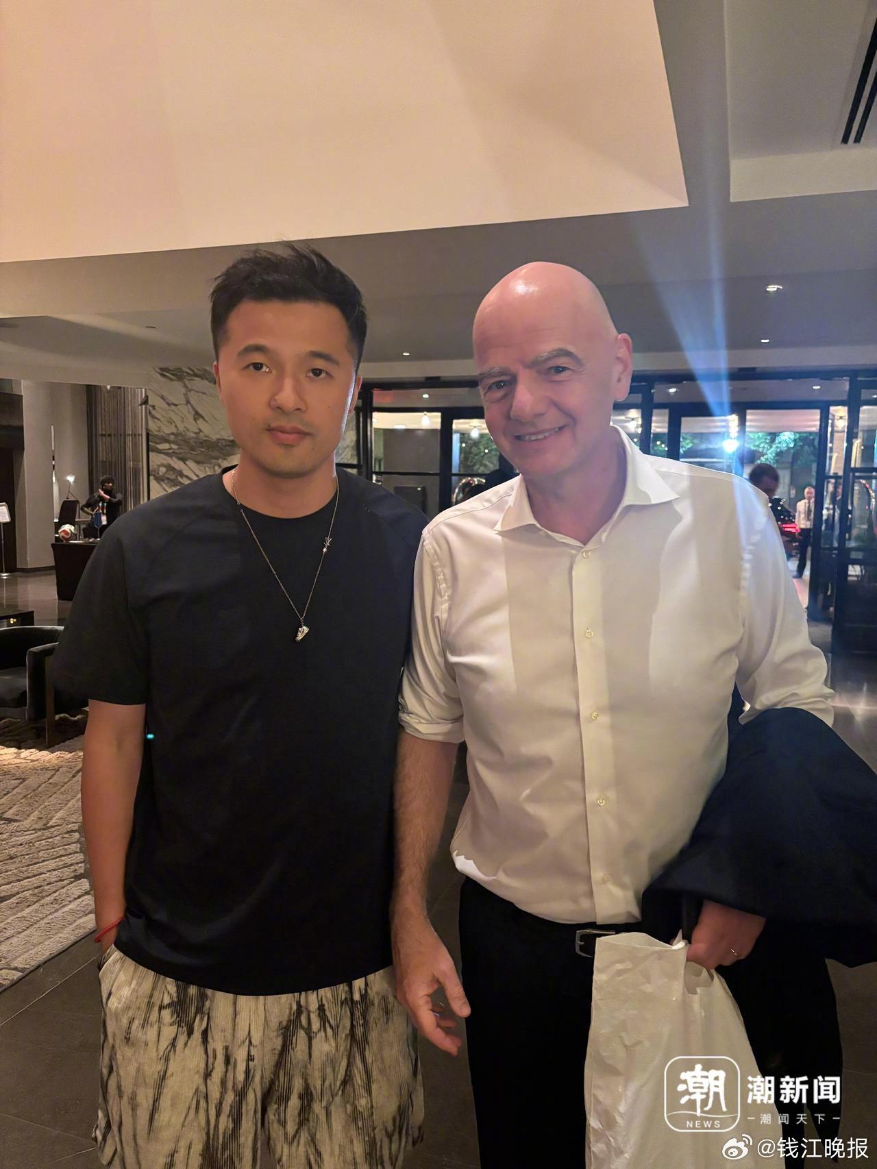 【西餐厅邂逅足坛群星， 忙完休斯敦午后赛事的现场采编，整日奔波的我专程...