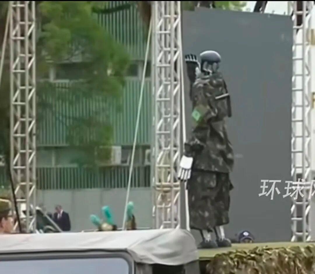 看👀此图！
9月7日，中国人形机器人身穿军装亮相巴西独立日阅兵式，向巴西总统卢拉敬礼。是不是很亮眼？美中不足的是有一点小遗憾？为啥？手里没枪！今年的巴西🇧🇷独立日阅兵式上没枪，明年的阅兵式总该持枪了吧？[捂脸]