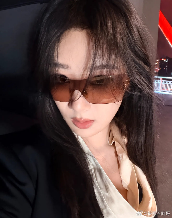 杨紫这几张自拍好美[舔屏] ​