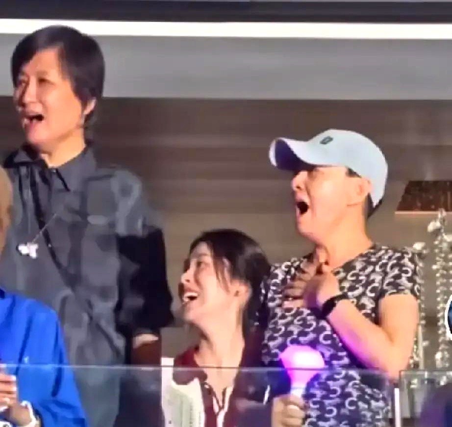 台下宋丹丹刚满脸堆笑站起来挥手，台上那英的麦克风里却蹦出三个字，殷秀梅。

全场目光唰地聚在半站着的人身上。宋丹丹手还僵在半空，坐下不是，站着也不是，干脆捂着脸往椅子背里缩。

就在半分钟前，那英在台上激情介绍神秘嘉宾。现场太吵，宋丹丹硬是听岔了音，以为在念自己的名字，赶紧起身准备迎接掌声。

眼看