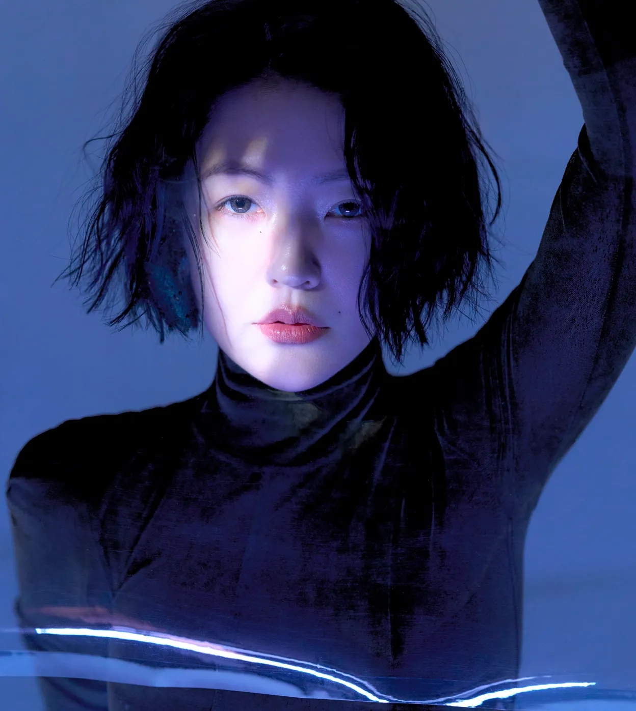 台版《VOGUE》金九，小S单人登封，第11次拿下这本杂志封面。镜头前她短发利落、珠宝加身，是前所未有的高级感；镜头后她却剖出一句让全网破防的话——&34;我几乎天天都梦到姐姐大S&34;。

梦里姊妹如旧：一起主持、一起工作、一起拍照、一起聚会，有顺的也有不顺的，有开心的也有不这么开心的，&