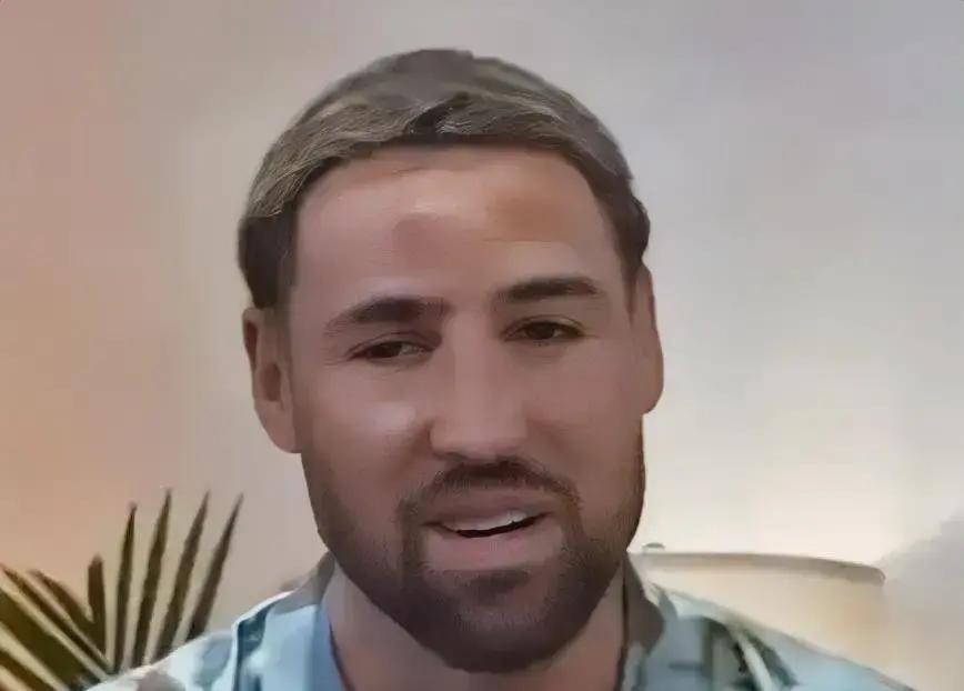 手里握着四枚戒指还不肯躺平，克莱换上迈阿密球衣的第一件事，居然是奔着第五座总冠军去的。
很多人以为他是来佛罗里达养老晒太阳的。
结果他一开口，直接把标杆立到了科比、邓肯和魔术师约翰逊的高度。这几位历史传奇，手里刚好也都是五枚戒指。
克莱的态度很较真：这帮人都是顶尖人物，我每天脑子里都在琢磨这件