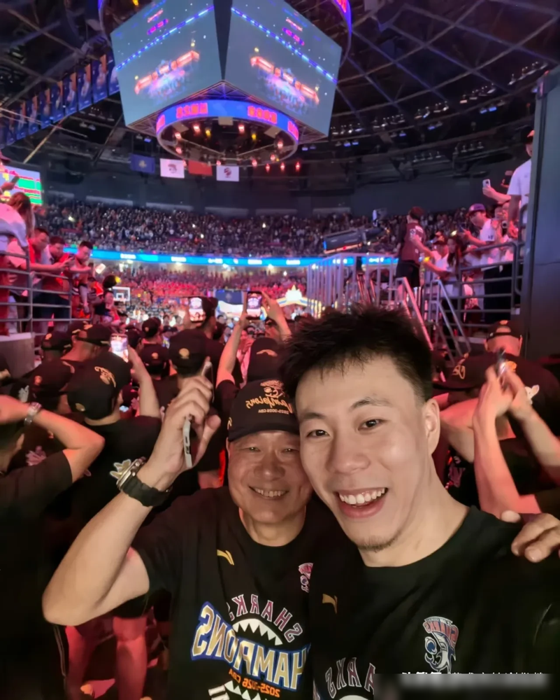 朱俊龙大腿后群拉伤，直接躺两个月，亚运会报销，常规赛第一阶段也别想了。
再看男篮锋线，李弘权腰伤，赵嘉义也伤，郭士强手里连个能轮换的锋线都凑不齐。
巧的是，张镇麟这段时间正跟上海队合练，原辽宁翻译和训练师也去了上海，上海还报价过梅奥。一堆辽宁元素往上海挪，人还没官宣，讨论先炸了。
有人说，朱俊